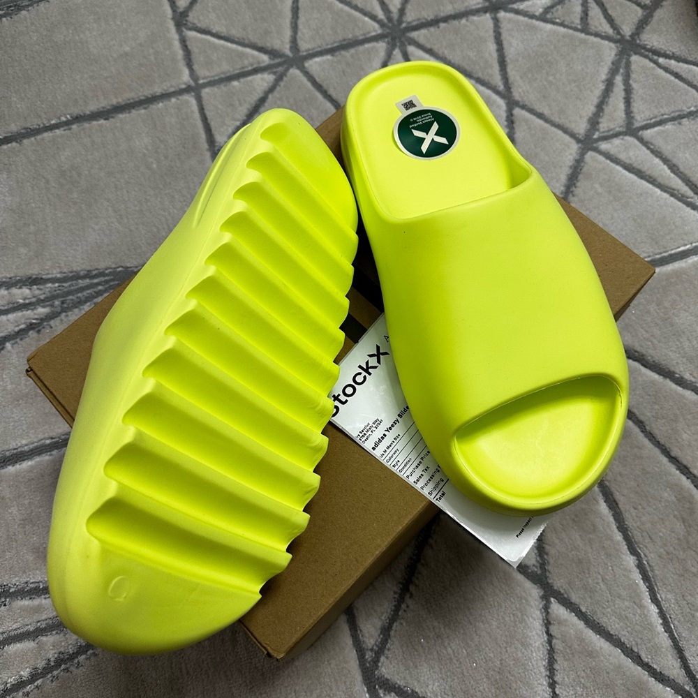 Yeezy Slides - Picture 2 of 2